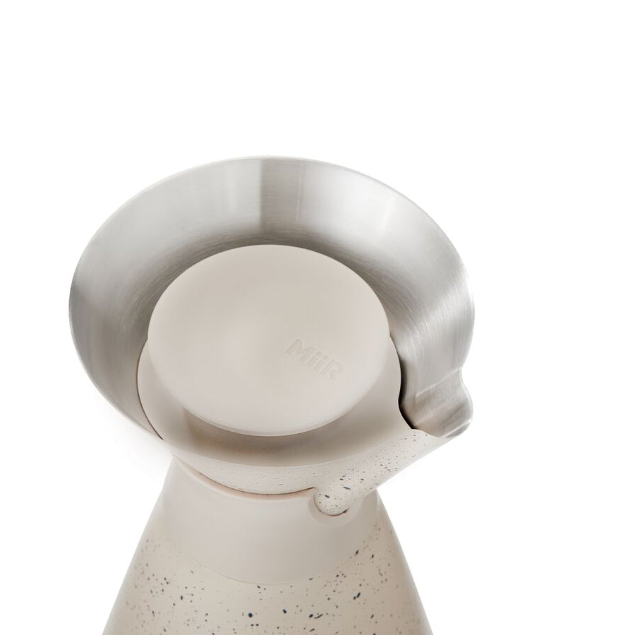 new-standard-carafe-m9 WebPDP-33oz_New_Standard_Carafe_Desert_Tan_Speckle_Studio__CAR1SVOS224_45_Lid_On.jpg