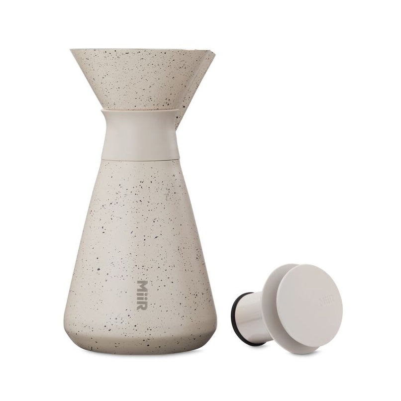 new-standard-carafe-m9 WebPDP-33oz_New_Standard_Carafe_Desert_Tan_Speckle_Studio__CAR1SVOS224_Front_Lid_Staged.jpg
